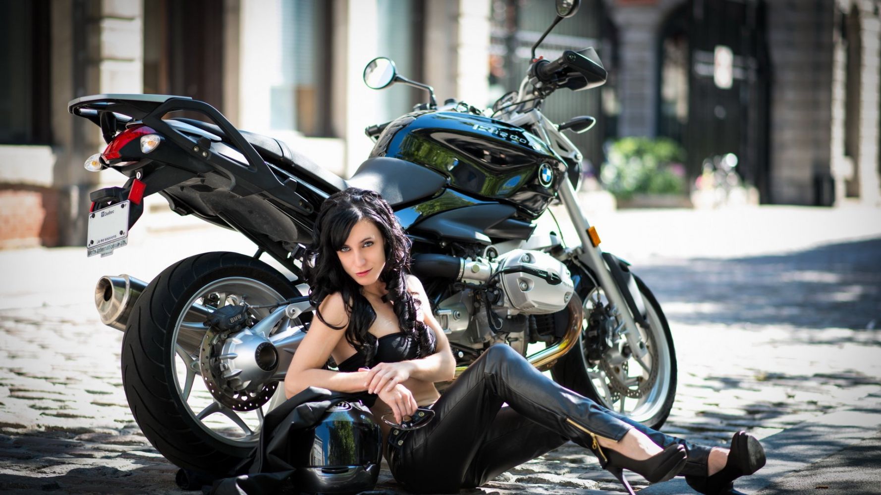 European women on bikes in Santiago de los Caballeros