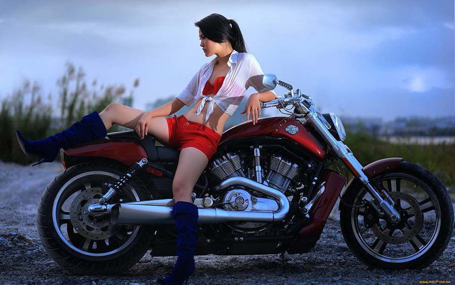 Beautiful girls and motorcycles in Santiago de los Caballeros