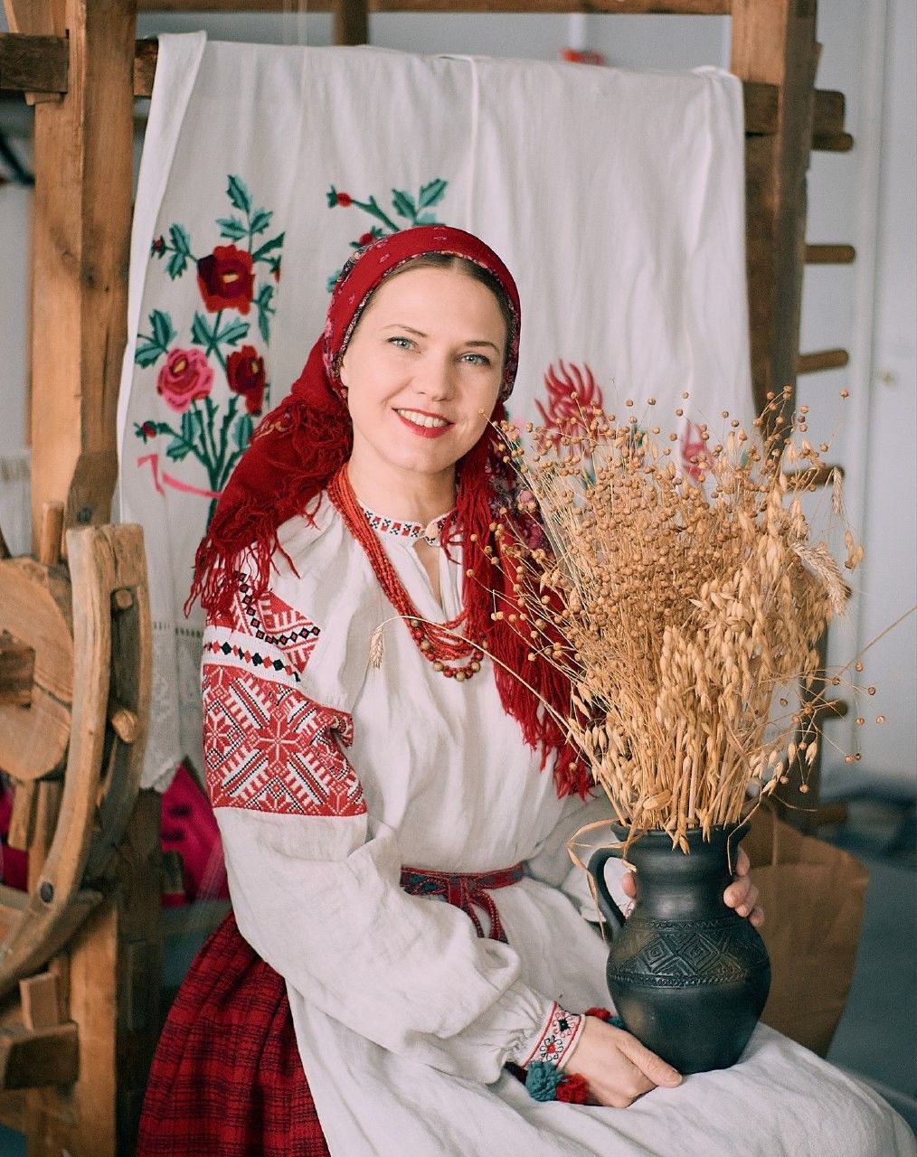 Women in Slavic costumes in Santiago de los Caballeros