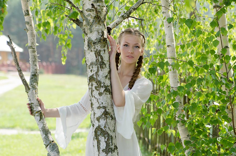 Women in Slavic costumes in Santiago de los Caballeros
