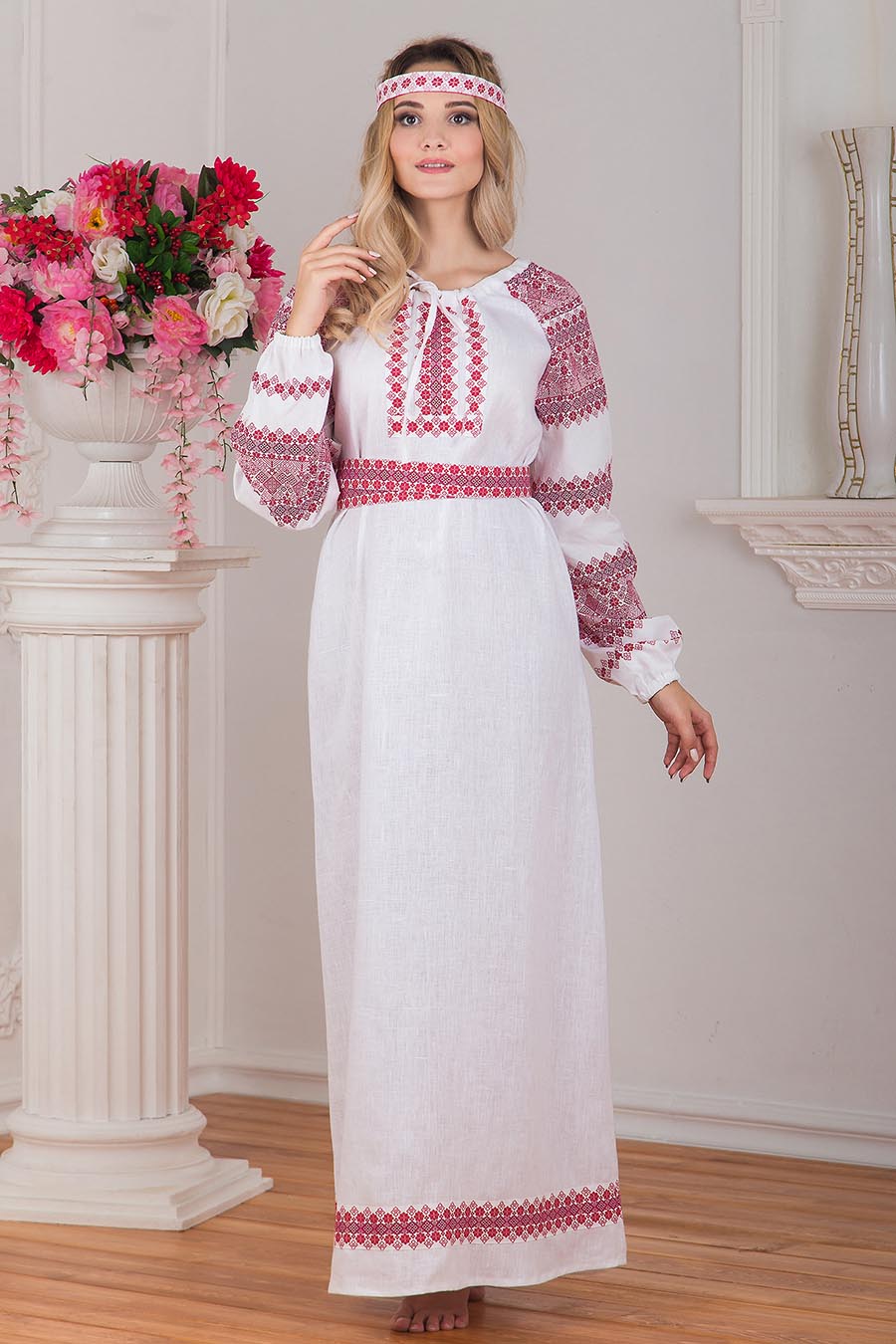 Women in Slavic costumes in Santiago de los Caballeros