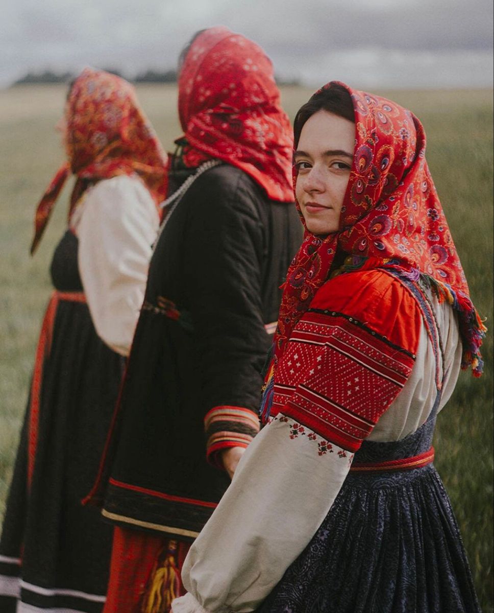Women in Slavic costumes in Santiago de los Caballeros