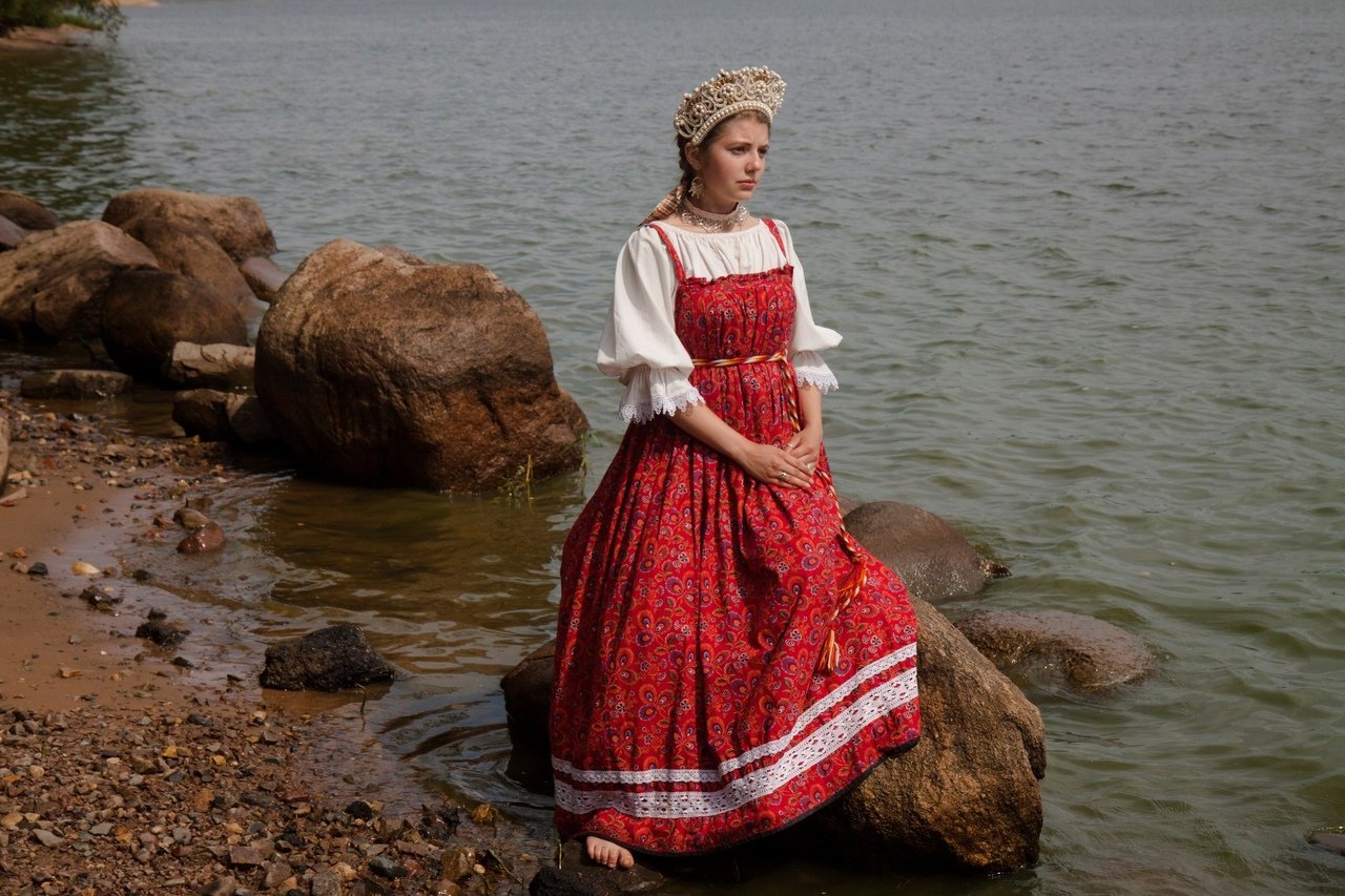 Women in Slavic costumes in Santiago de los Caballeros