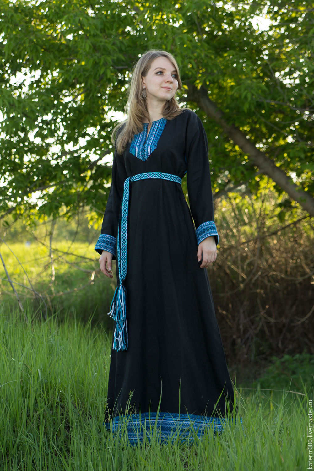 Women in Slavic costumes in Santiago de los Caballeros