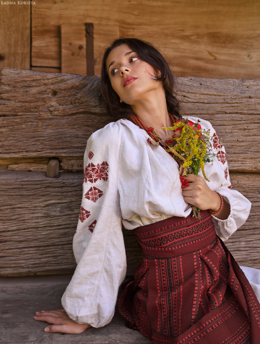 Girls in Slavic costumes in Santiago de los Caballeros