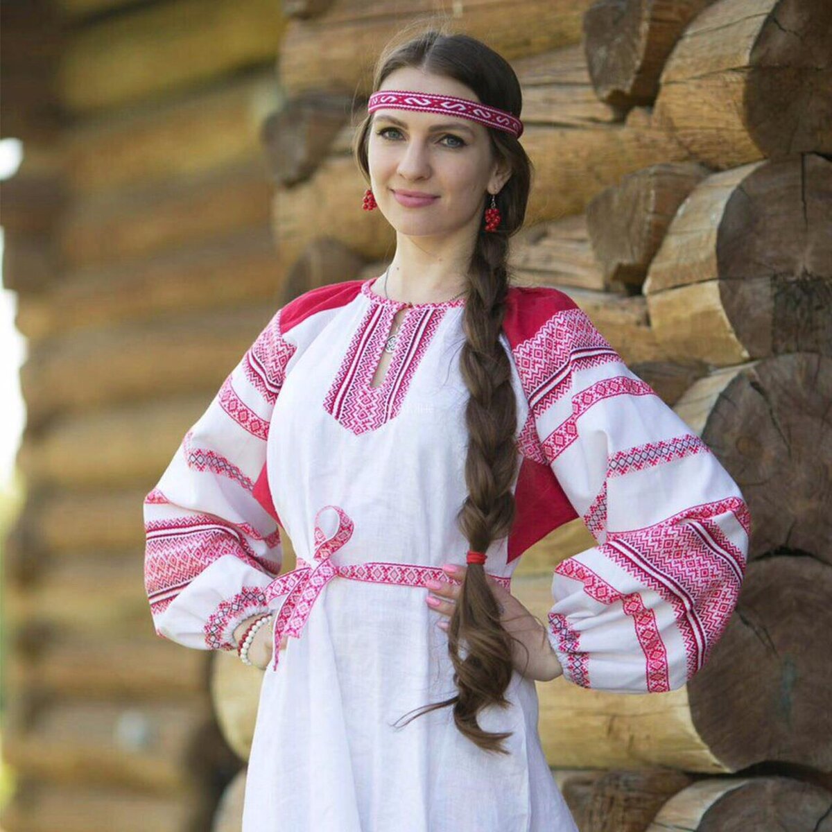 Girls in Slavic costumes in Santiago de los Caballeros