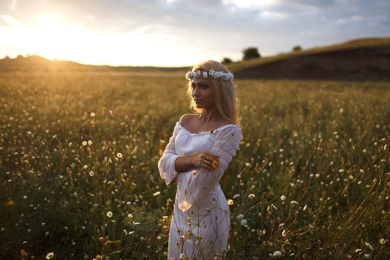 Girls in Slavic costumes in Santiago de los Caballeros