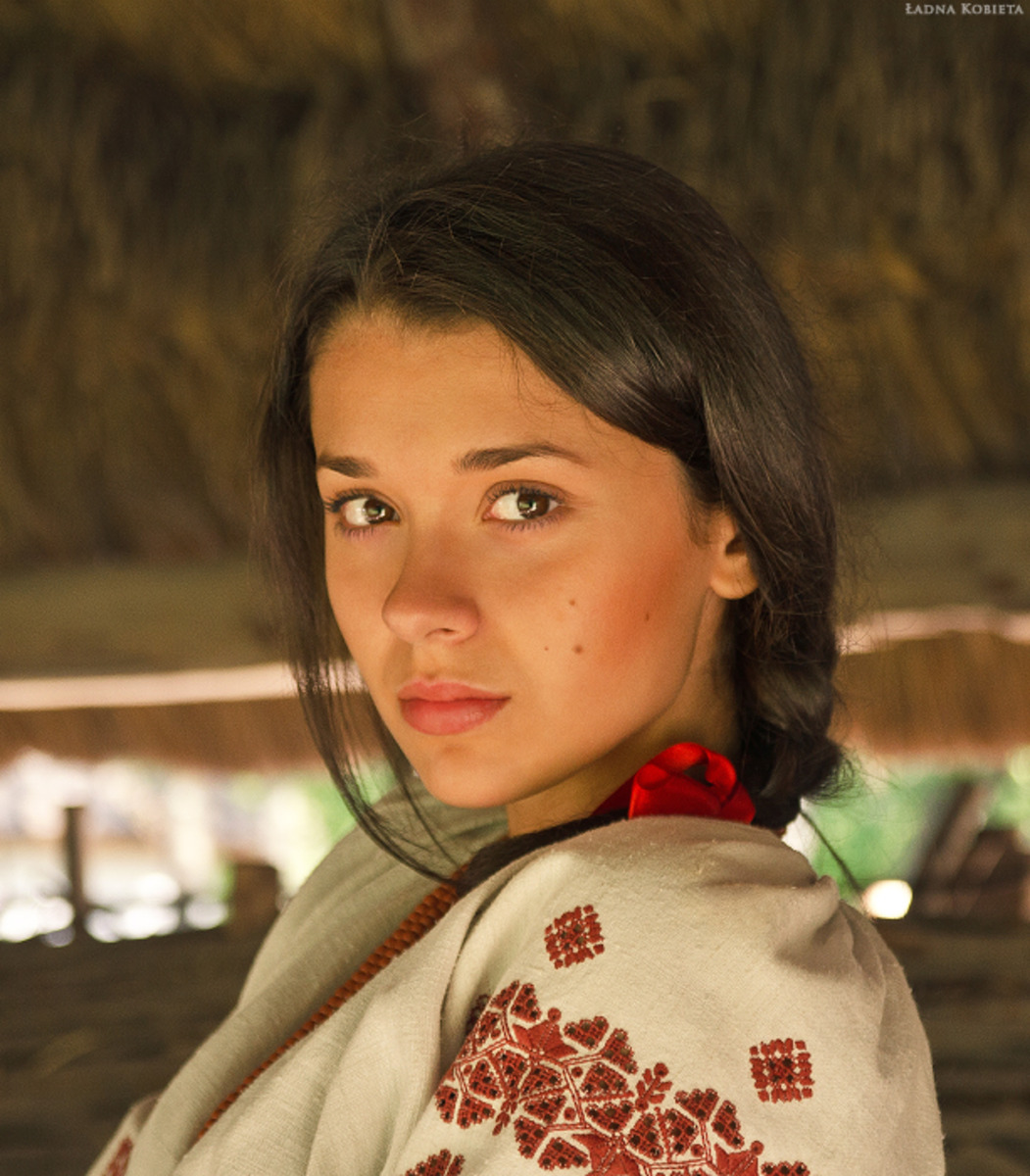 Girls in Slavic costumes in Santiago de los Caballeros