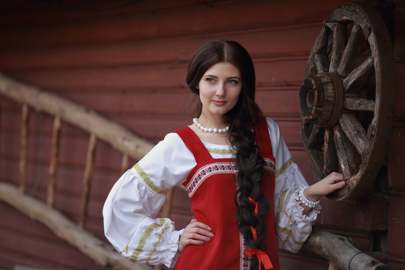 Girls in Slavic costumes in Santiago de los Caballeros