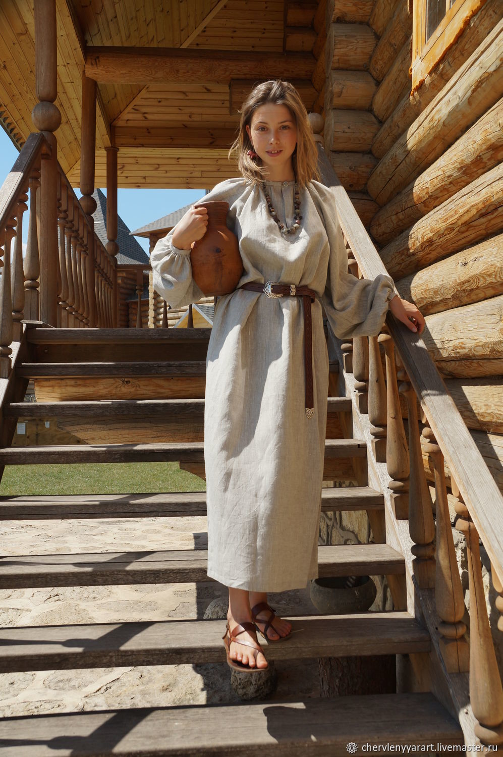 Girls in Slavic costumes in Santiago de los Caballeros